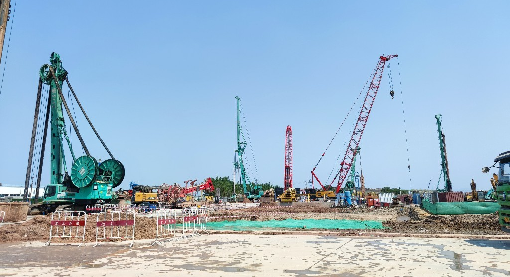 金泰抓钻铣设备马力全开，汇战“羊城花冠”白云机场T3航站楼